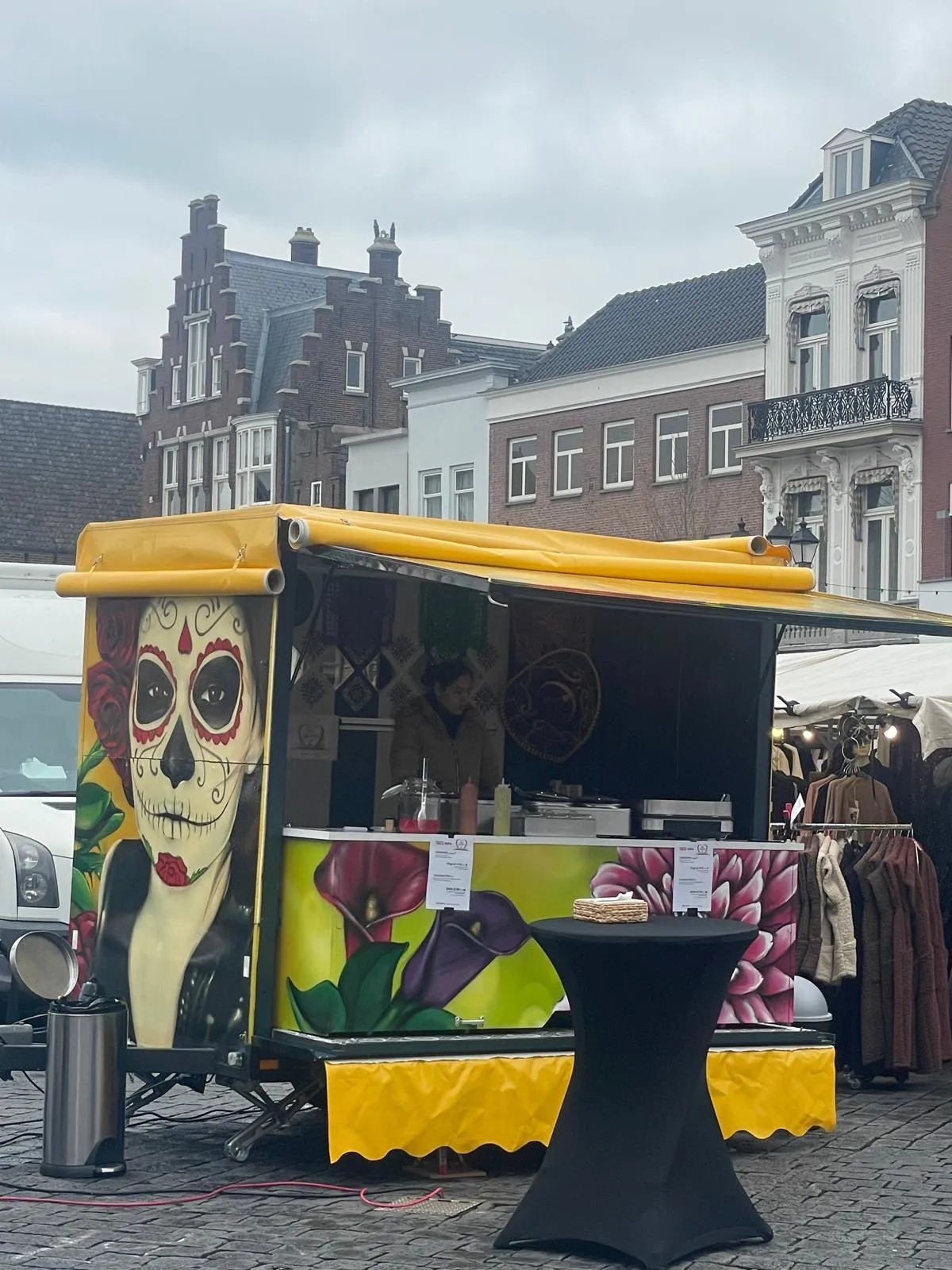 De Dos Amores foodtruck met Catrina-artwork op de markt
