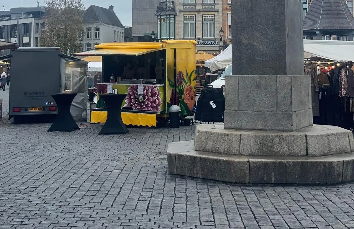 De Dos Amores foodtruck op de Markt in ’s-Hertogenbosch, bij het standbeeld van Jeroen Bosch