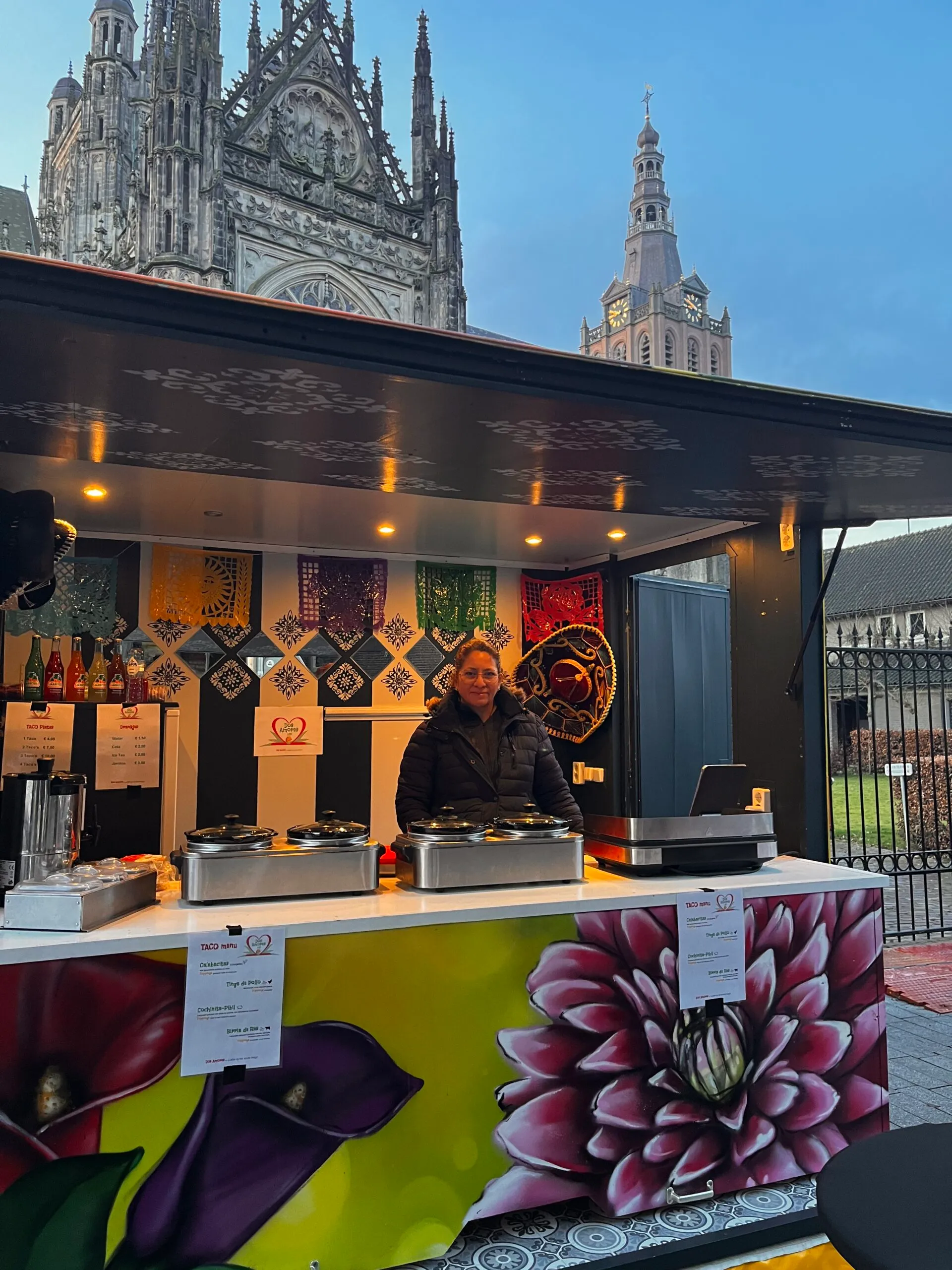 Victoria in de Dos Amores foodtruck op de Markt in ’s-Hertogenbosch, met de Sint-Jan op de achtergrond