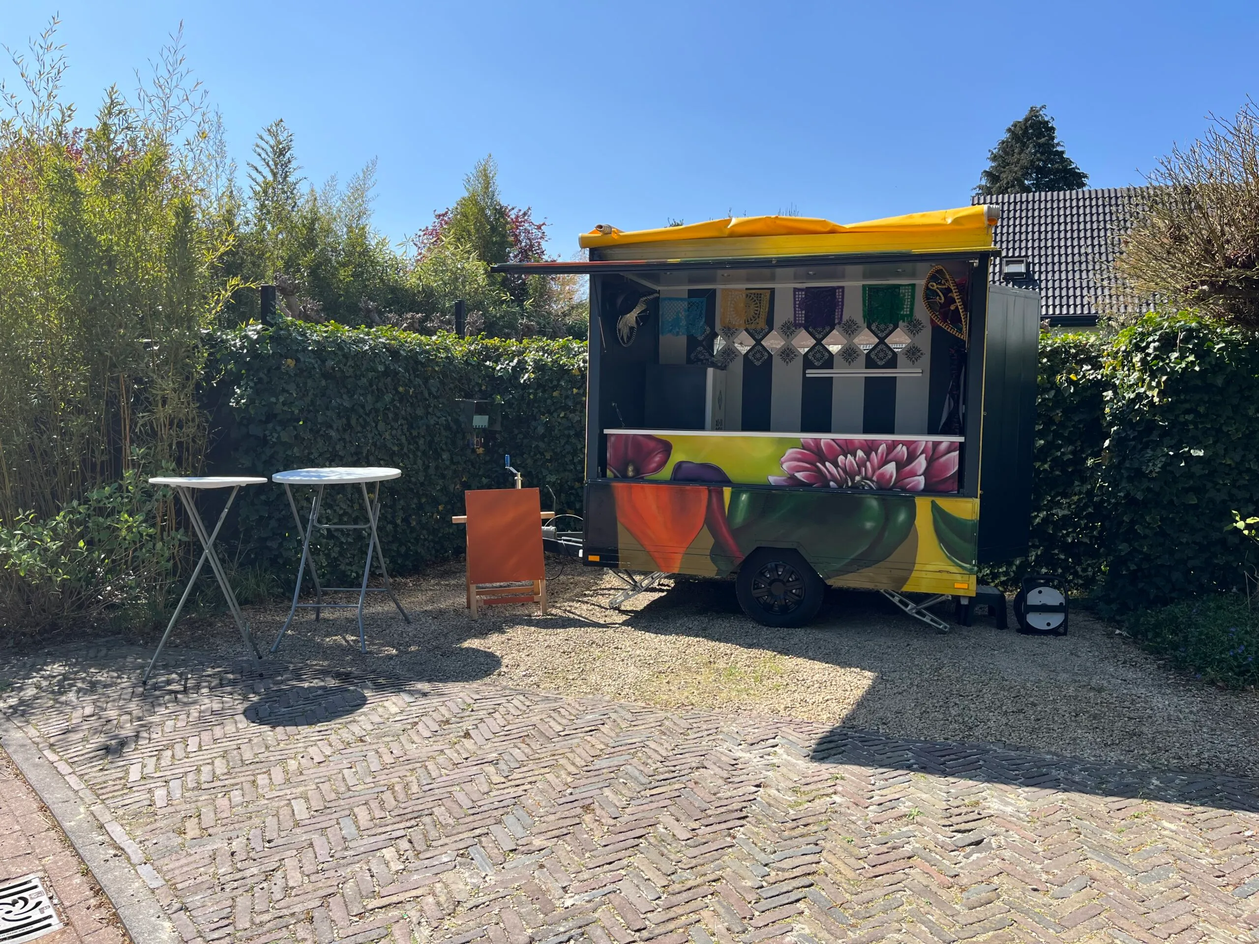 De Dos Amores foodtruck met statafels, klaar voor een evenement